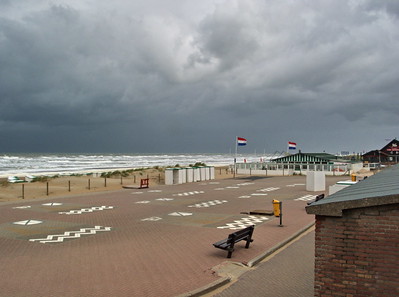 Vaten gevonden op het strand bij Katwijk, politie ruimt ze op