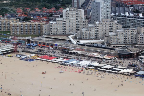 Brand verwoest ‘Oase beachclub’ op strand Scheveningen