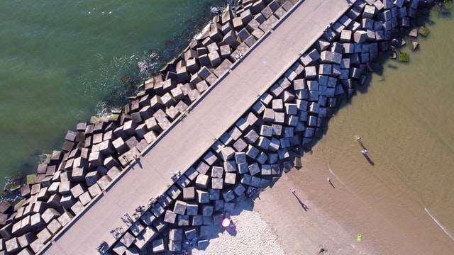 Jongen (8) valt tussen basaltblokken op strand van Scheveningen