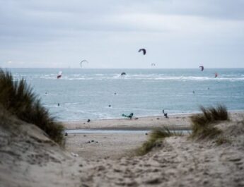 Kitesurfer uit zee gered bij strand Maasvlakte