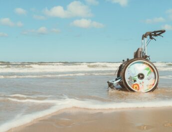 Onderzoek: Strand van Den Helder moet toegankelijker en met goede strandrolstoelen