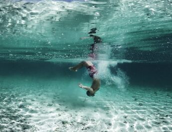 Strandwacht Herman geeft zwemmers tips voor de warme dagen: ‘Onthoud waar je het strand opgaat’