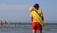 Drijvend lichaam in zee blijkt voetbal te zijn strand Kijkduin Den Haag