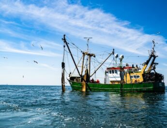 Gestrande viskotter strand Zandvoort-zuid 30 november nog altijd niet vlot getrokken