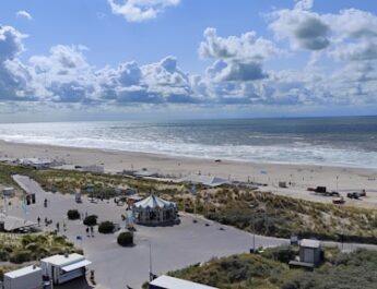In beeld: Zo worden de strandtenten op Kijkduin opgebouwd