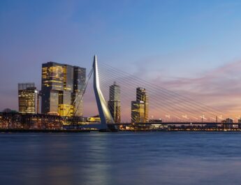 Het weer wordt beter, dus maakt Rotterdamse horeca zich op voor topdrukte: ‘Heel het terras zit zo vol’