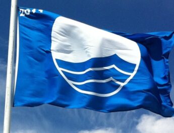 Strand Ballum op Ameland krijgt na ruim 20 jaar weer een Blauwe Vlag
